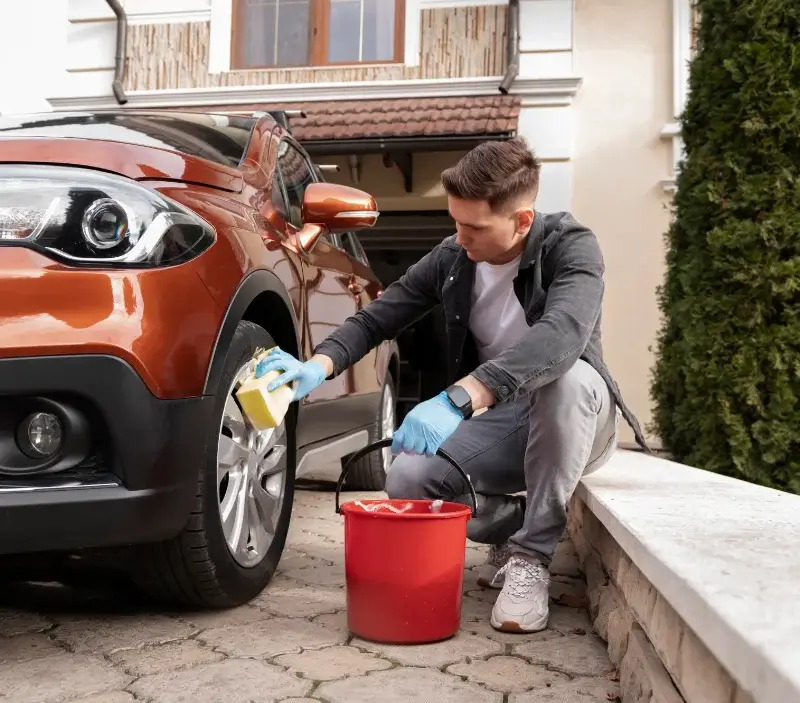 Lavage auto à domicile Les Pechs du Vers : professionnel intervenant sur un véhicule